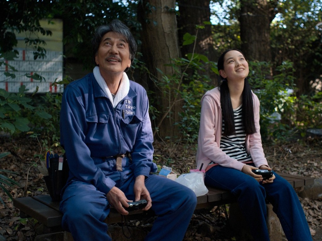 Escena de la película días perfectos. El protagonista está junto a su sobrina mirando los árboles. Ambos sentados en un banco.
