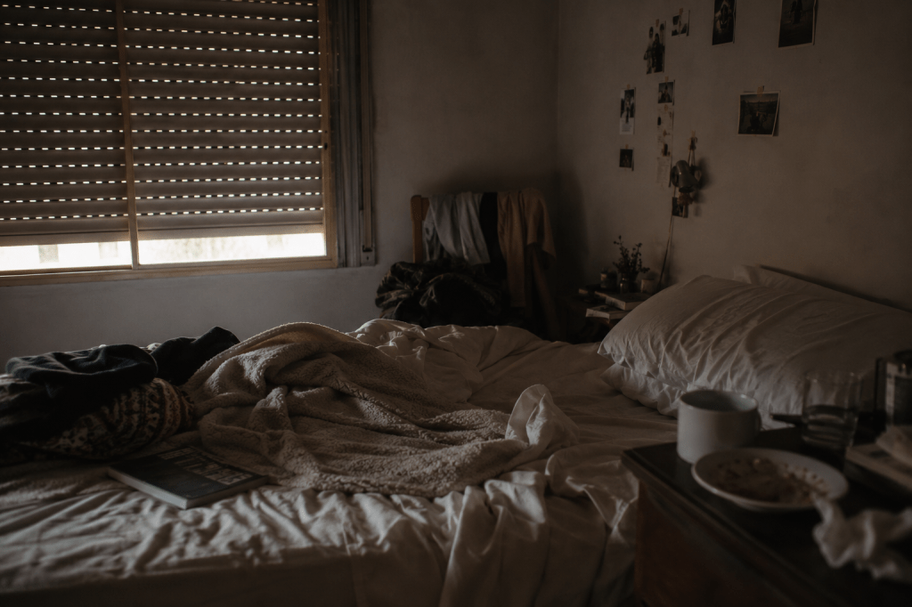Habitación a oscuras.