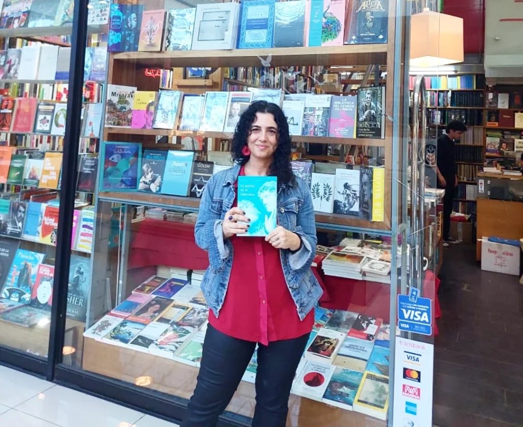 Blanca Lecaros con su novela: La pareja en el laberinto.